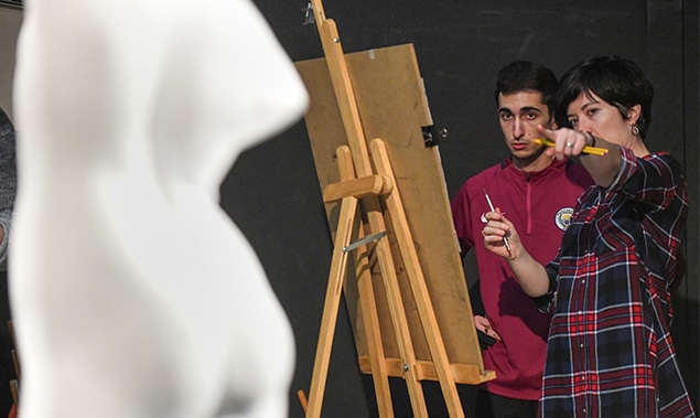 instalaciones-cev-diseno_0000s_0002_profesora-señala