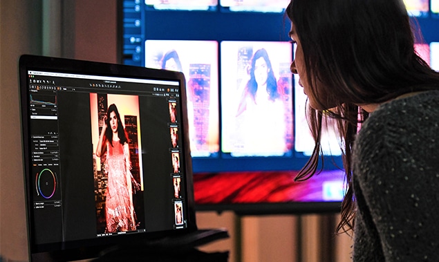 instalaciones-fotografia_0000s_0001_CHICA-EDITANDO-FOTOED