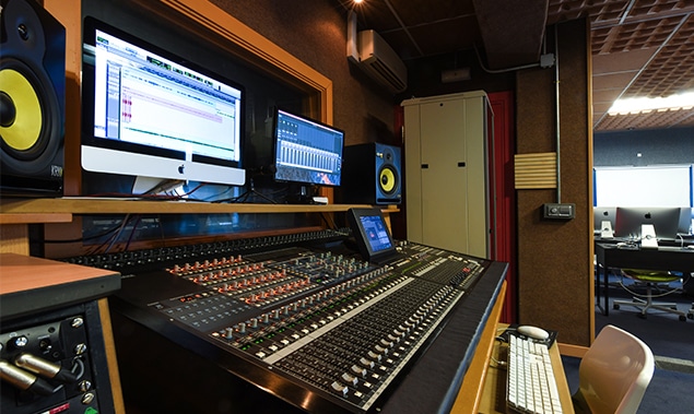 instalaciones-sonido-_0000s_0004_MESA-CONTROL-PM5-2