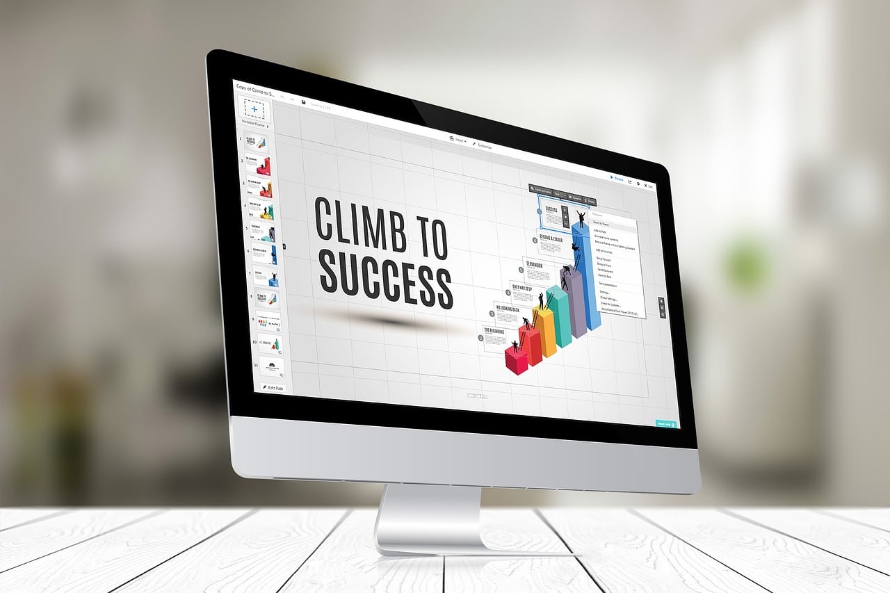 Portátil Mac con presentación powerpoint