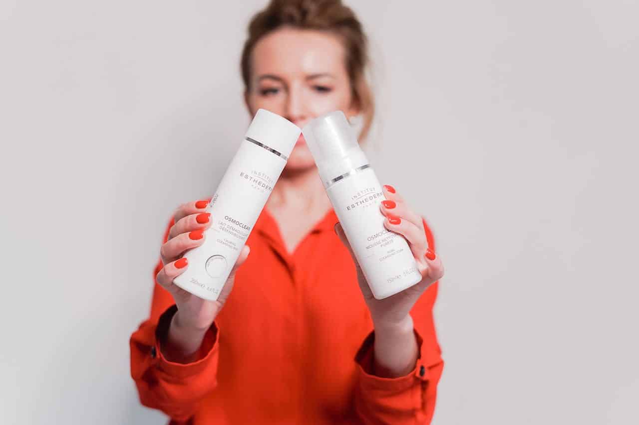 Modelo posando para fotografía publicitaria