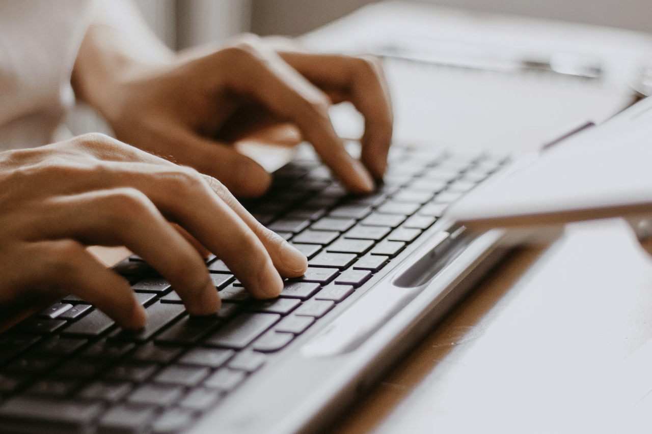 Manos escribiendo código para crear un directorio en Linux