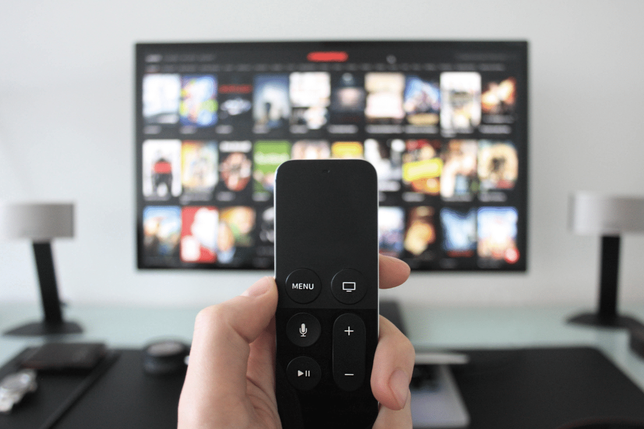 Mando a distancia con televisión de fondo