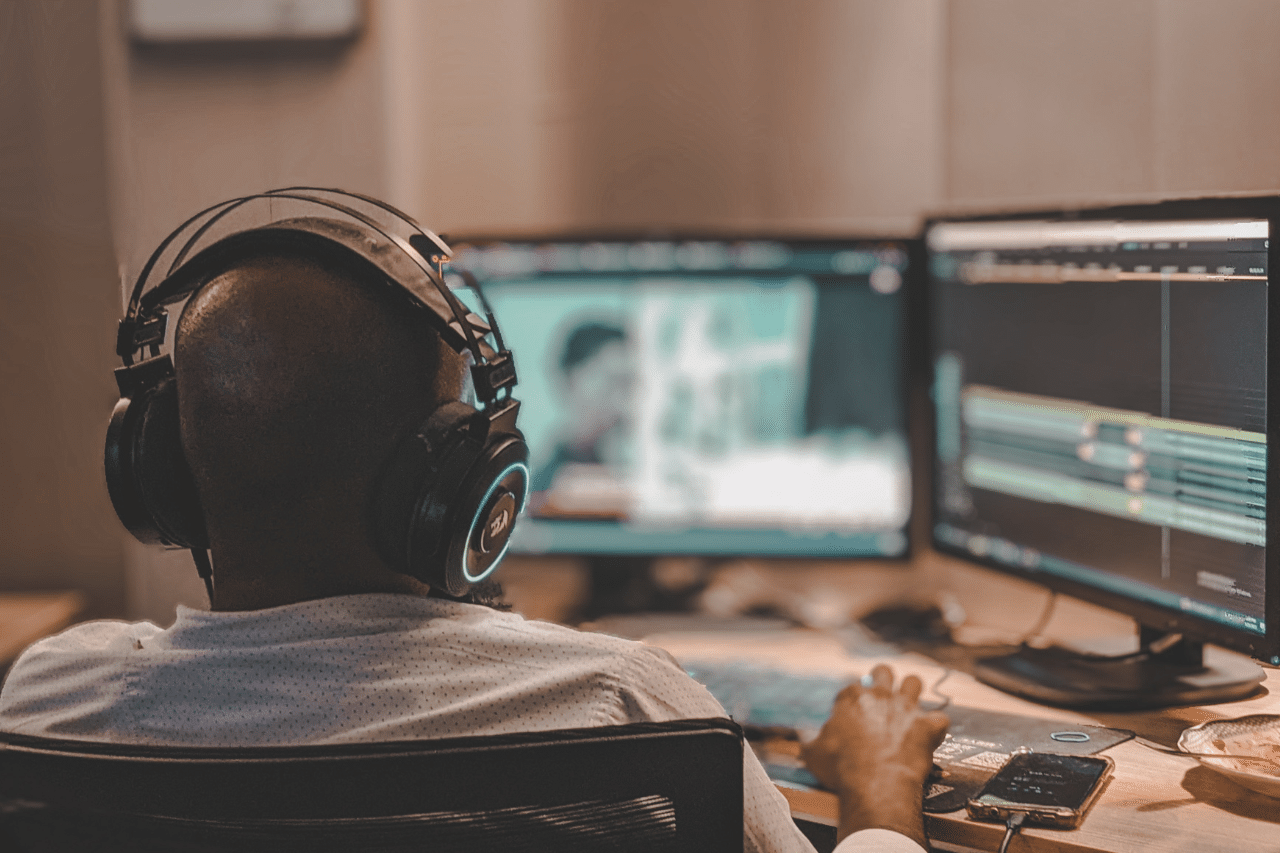 Hombre de espaldas usando software para cine en su ordenador